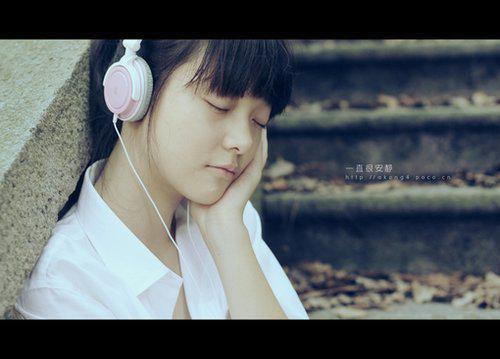 夜听胡笳折杨柳，教人意气忆长安。
